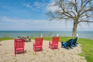 Walk to Lake Erie Sleek Retreat with Screened Patio - Madison - 8
