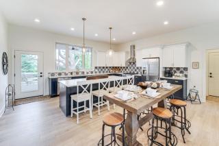 Walk to Lake Erie Sleek Retreat with Screened Patio - 4