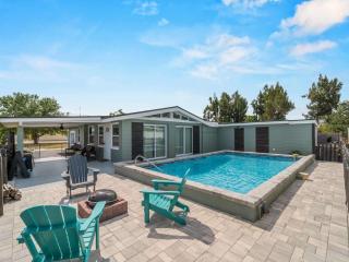 Relaxing modest bungalow- Mins to Beach - Pool - Yard - Englewood - 0