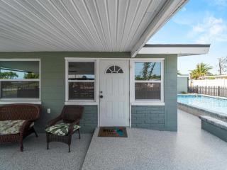 Relaxing modest bungalow- Mins to Beach - Pool - Yard - Englewood - 5