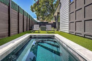 Modern 2 BDR with Loft and Private Cocktail Pool - Austin - 0