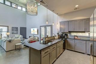 Modern 2 BDR with Loft and Private Cocktail Pool - Austin - 9