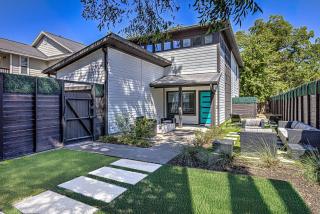 Modern 2 BDR with Loft and Private Cocktail Pool - Austin - 5