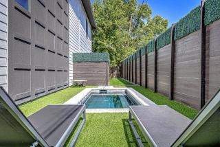 Modern 2 BDR with Loft and Private Cocktail Pool - Austin - 2