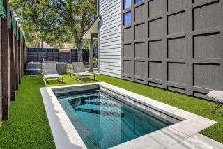 Modern 2 BDR with Loft and Private Cocktail Pool - Austin - 1