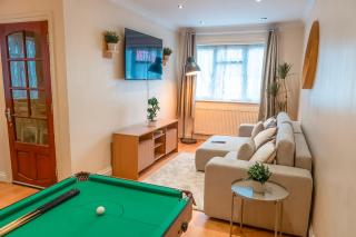 Spacious Wembley Apartment 2 Bedrooms, Free Parking, Pool - Londra - 3