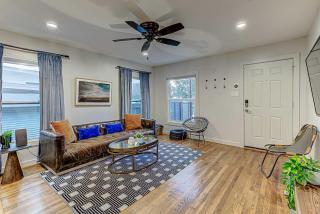 Trendy 2 BDR with Sauna & Cold Plunge Close to DT - Austin - 3