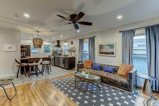 Trendy 2 BDR with Sauna & Cold Plunge Close to DT - Austin - 1