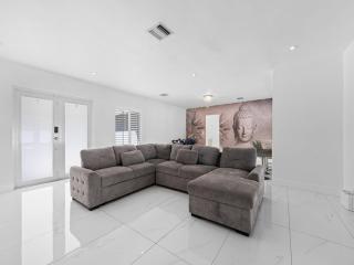 The Chill Sunny Casa Near Beaches - 2