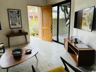 Bright, Stylish Home Near the Beach with Shared Pool - El Pescadero - 6