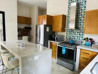 Bright, Stylish Home Near the Beach with Shared Pool - El Pescadero - 5