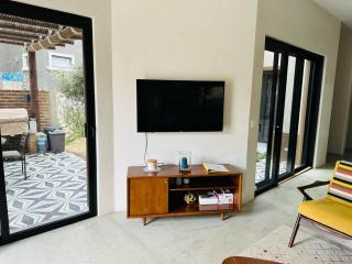 Bright, Stylish Home Near the Beach with Shared Pool - El Pescadero - 6