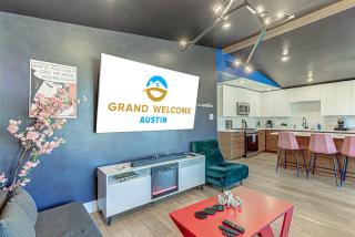 Trendy Stay for 12 with Hot Tub Mins to DT 6th St - Austin - 2