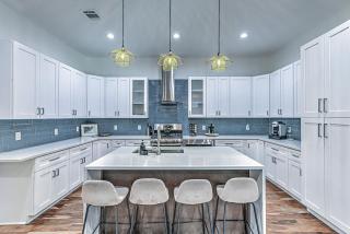 Unique 3 BDR family for 10 Near Downtown & 6th St - 7