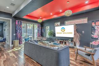 Unique 3 BDR family for 10 Near Downtown & 6th St - 2