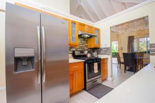 3BR Retreat with Pool, Gym & Private Beach Access in Richmond Estate - Richmond - 4