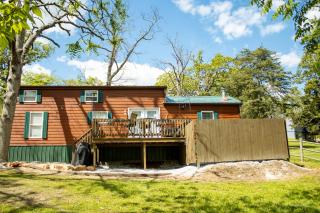 Charming Cabin with Pond View and Private Hot tub - Carthage - 2
