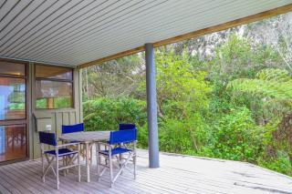 Hosts on the Coast Pikitia at Wharekaho - 2