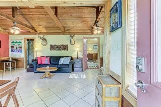 Charming Lakeview Cottage with Lake Access - Kingsland - 3