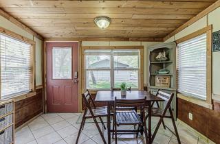 Charming Lakeview Cottage with Lake Access - Kingsland - 2