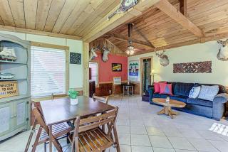Charming Lakeview Cottage with Lake Access - Kingsland - 1