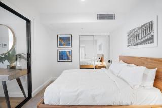 Sleek Inner-City Flat with Balcony Access - Melbourne - 5
