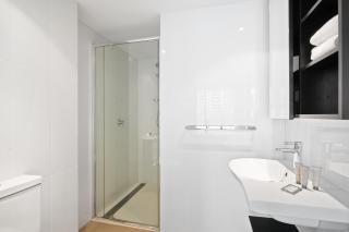 Sleek Inner-City Flat with Balcony Access - Melbourne - 1