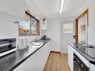 Tranquil 2-Bed Townhouse Close to Redcliffe Beach - Redcliffe - 7