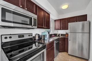 Lovely 1- Bedroom Rental Unit With Pool - Hollywood - 3