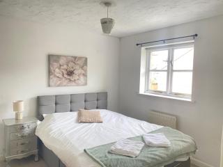 4 Bed House - Sleeps 8 - Parking - Wifi - 3