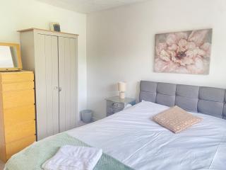 4 Bed House - Sleeps 8 - Parking - Wifi - 2