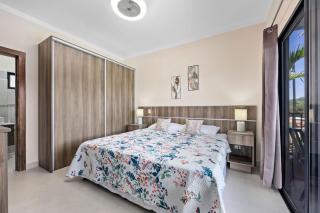 Modern Two-Bedroom Home with Lush Mountain Views and Stunning Shaded Terrace - Potrero - 1