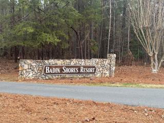 Badin Shores Lake Home Lots of Amenities - New London - 0