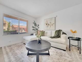 Luxe 2BR Condo Next to Pool Trails & Mountain - Phoenix - 1