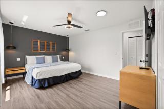 3 Bedrooms 25 Bathrooms Regal Oaks 5716 - 2