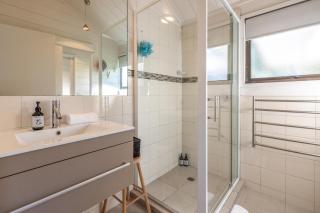 Matai Cottage in Oneroa with Sea Views - - 1