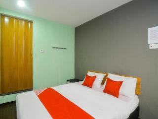 Super OYO 89465 Golden Lounge - 3