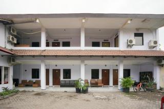 OYO 2003 Female Guest House - Probolinggo - 3