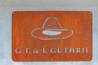 Guthrie's Place - Family Resort Style Home by Echuca Holiday Homes - Moama - 4