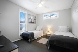 Spacious Oceanview Escape with Pool & Cabana - 7
