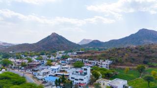 Alaya Stays Kodiyat 4-BHK Pet-Friendly Villa With Views of Sajjangarh Palace - Nāi - 4