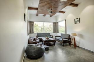 Alaya Stays Kodiyat 4-BHK Pet-Friendly Villa With Views of Sajjangarh Palace - 9