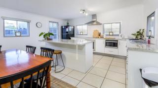 Close to Water, Restaurants and Clubs, Toorbul St, Bongaree - Bongaree - 9