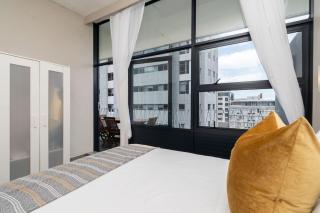 Stylish 2BR Apartment with Balcony & Skyline Views - Walk to V&A & CTICC - 7