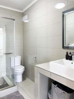 Stylish 2BR Apartment with Balcony & Skyline Views - Walk to V&A & CTICC - 5