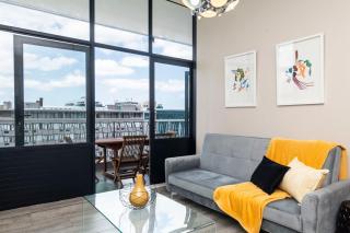 Stylish 2BR Apartment with Balcony & Skyline Views - Walk to V&A & CTICC - 2