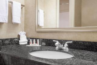 Howard Johnson by Wyndham Evansville East - Evansville - 4