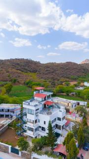 Alaya Stays Kodiyat Pet-Friendly Rooms With Views of Sajjangarh Palace & Plunge Pool - Nāi - 7