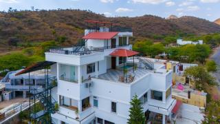 Alaya Stays Kodiyat Pet-Friendly Rooms With Views of Sajjangarh Palace & Plunge Pool - Nāi - 2