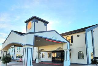 Days Inn by Wyndham Rosenberg - Rosenberg - 9